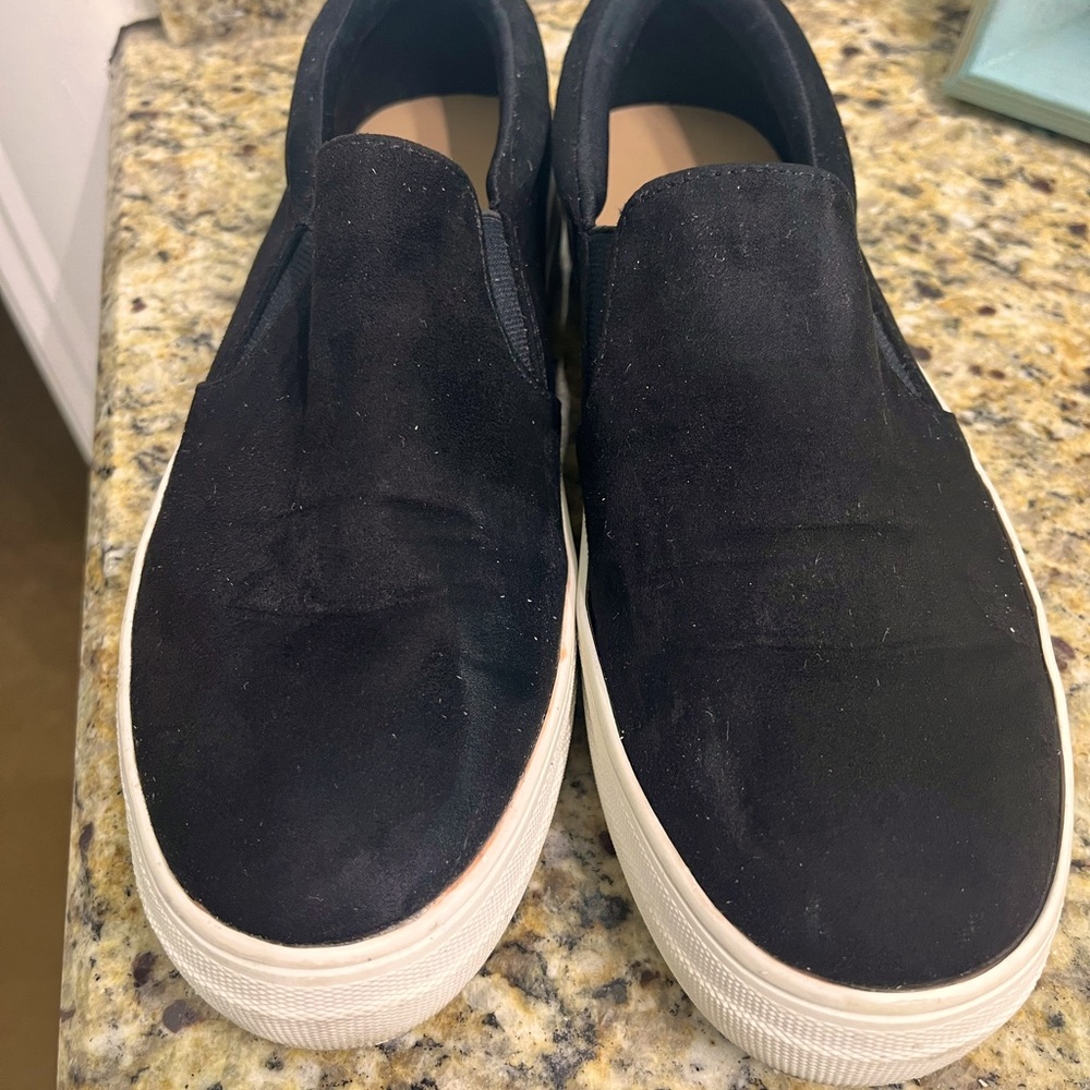 Cushionaire Women’s Rhona Fashion sneaker with memory foam in Black